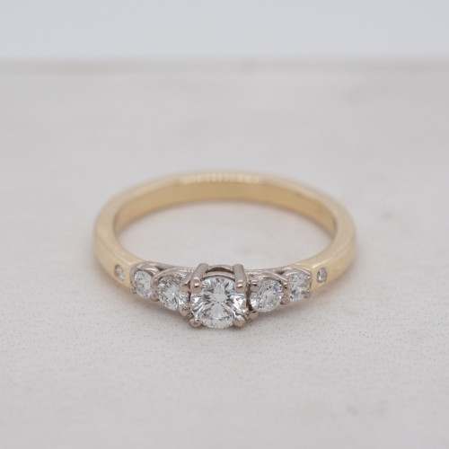 Gradient Side Diamond Ring
